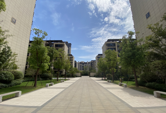 现代化医院建筑，医疗设施先进，环境整洁舒适